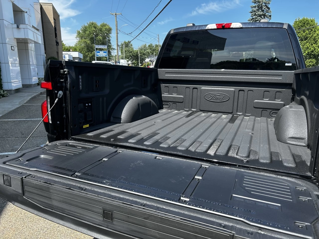 2025 Ford F-150 Lightning  https://www.st-norbertford.com/resize/b990ff35b810a3abc0cc817b2ca24889-1