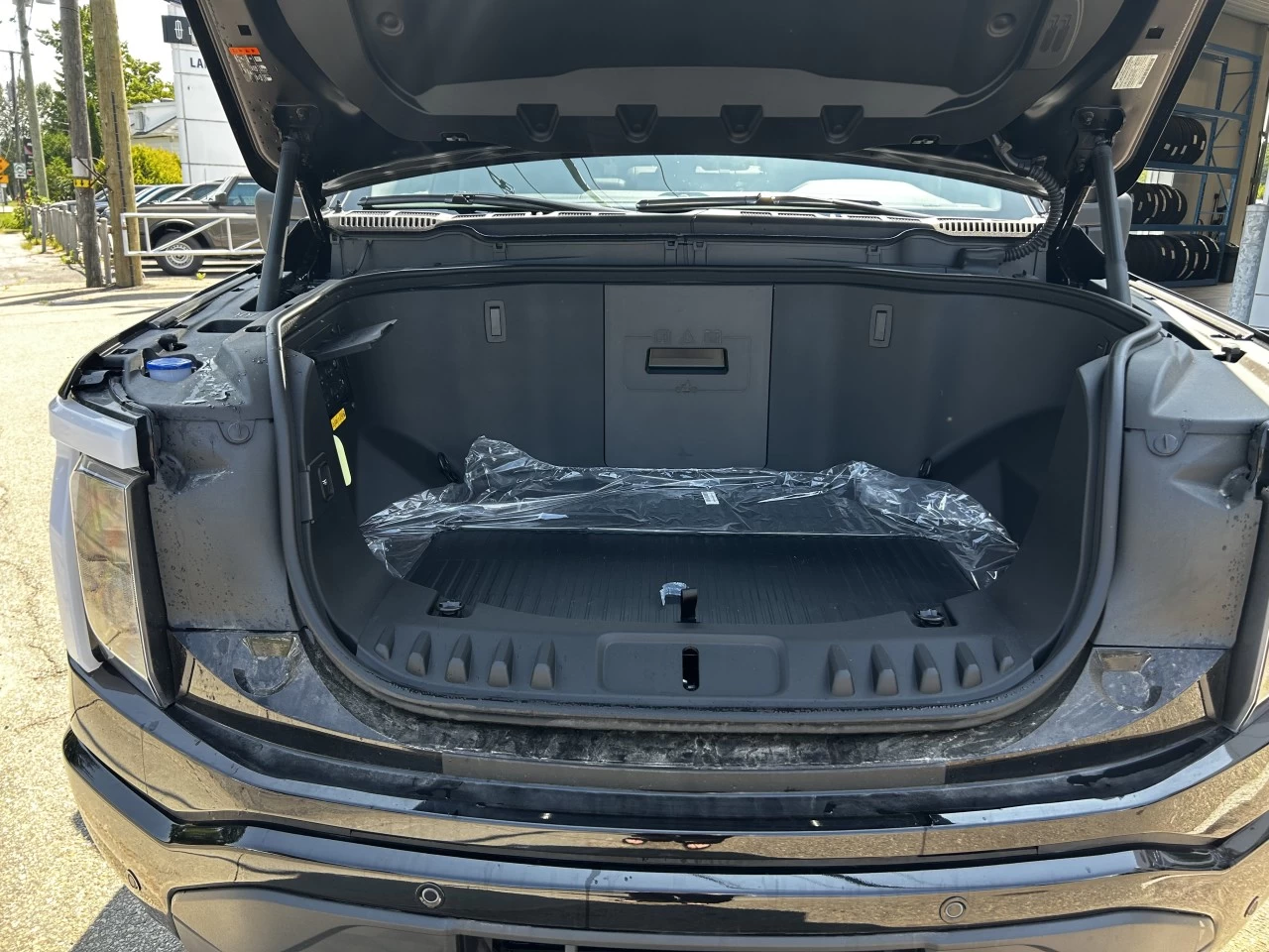 2025 Ford F-150 Lightning  https://www.st-norbertford.com/resize/b990ff35b810a3abc0cc817b2ca24889-1