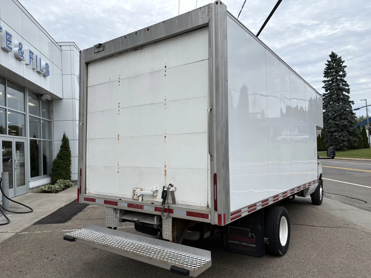 2017 Ford E-450 Super Duty E-450 CUBE 16 PIEDS https://www.st-norbertford.com/resize/b990ff35b810a3abc0cc817b2ca24889-1