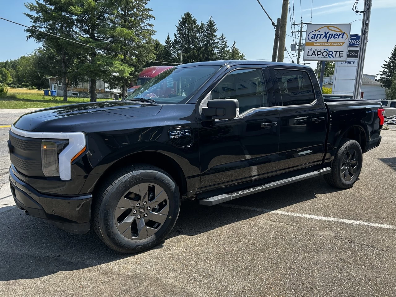 2025 Ford F-150 Lightning  https://www.st-norbertford.com/resize/b990ff35b810a3abc0cc817b2ca24889-1
