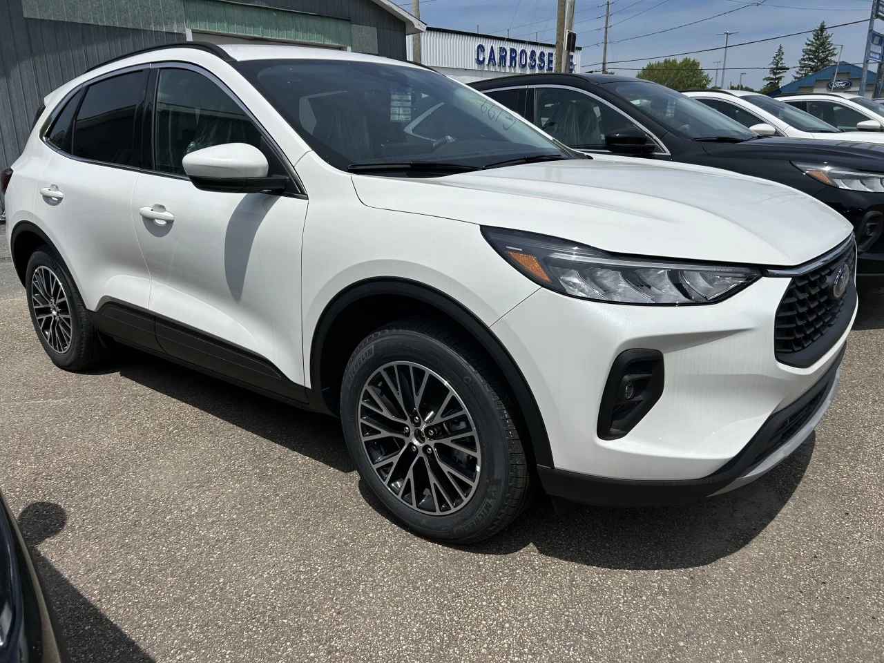 2025 Ford Escape PHEV https://www.st-norbertford.com/resize/b990ff35b810a3abc0cc817b2ca24889-1