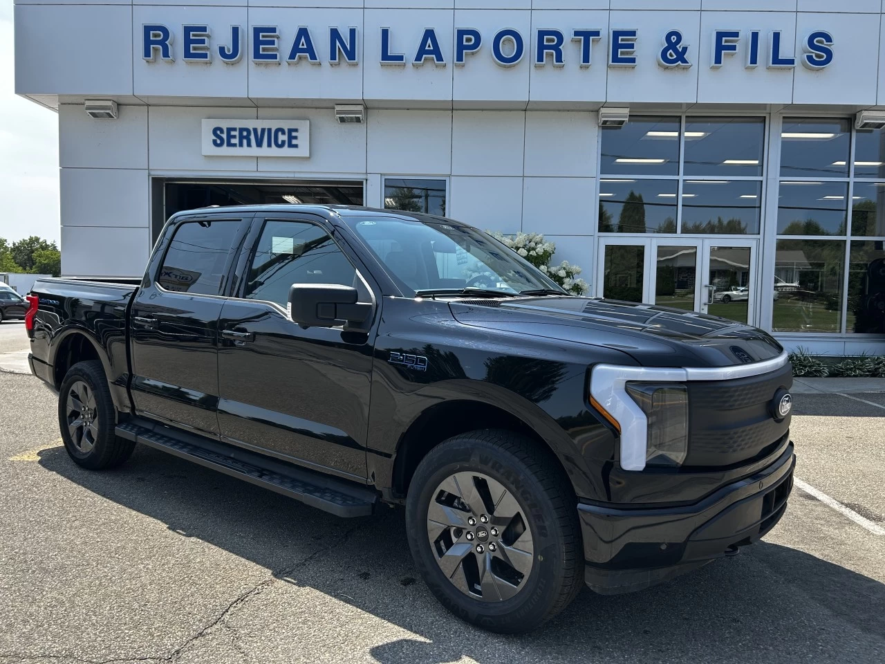 2025 Ford F-150 Lightning  https://www.st-norbertford.com/resize/b990ff35b810a3abc0cc817b2ca24889-1