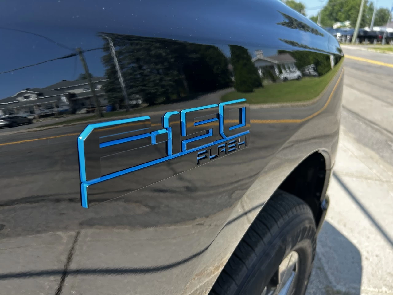2025 Ford F-150 Lightning  https://www.st-norbertford.com/resize/b990ff35b810a3abc0cc817b2ca24889-1