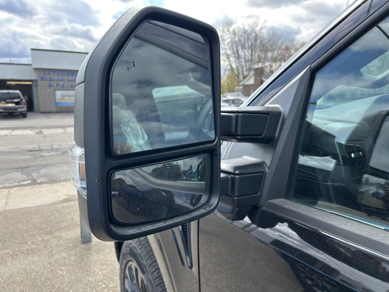 2025 Ford F-150 XLT Main Image