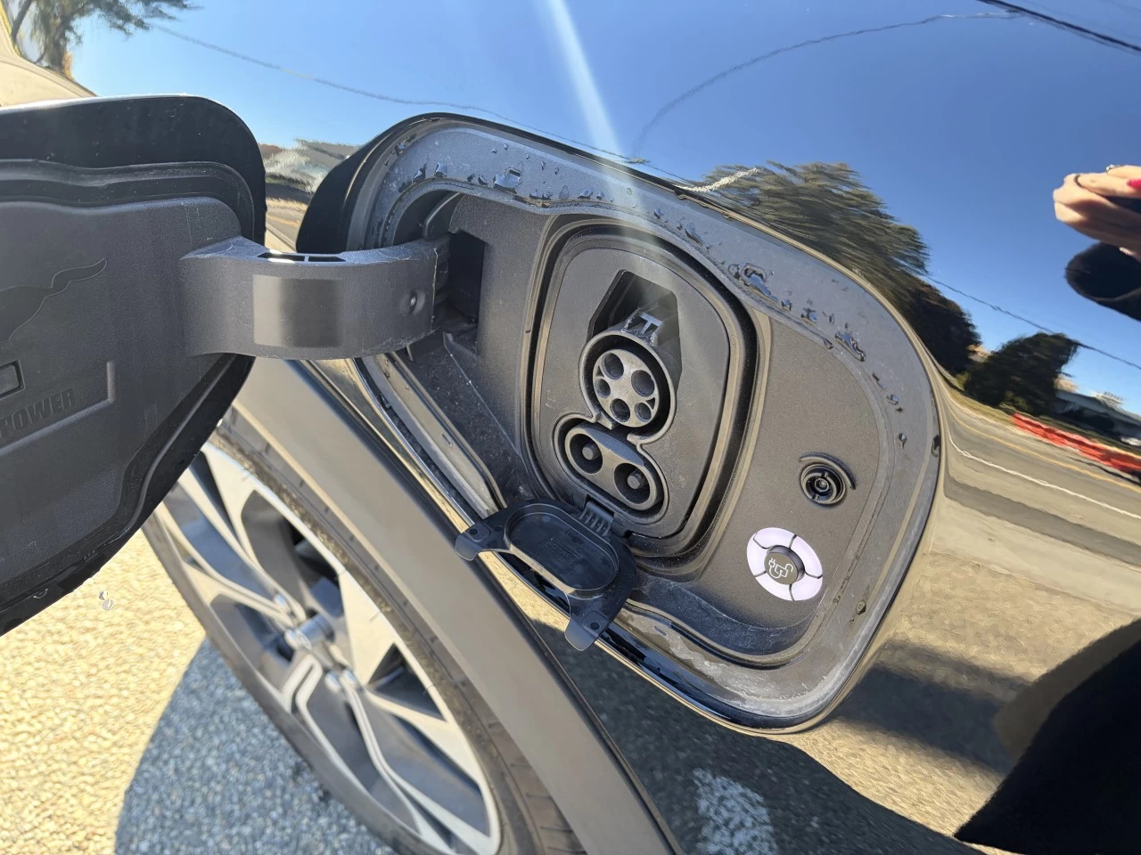 2025 Ford Mustang Mach-E SELECT TAPIS RECHARGE SANS FIL SIÈGES AVANT CHAUFFANT https://www.st-norbertford.com/resize/b990ff35b810a3abc0cc817b2ca24889-1