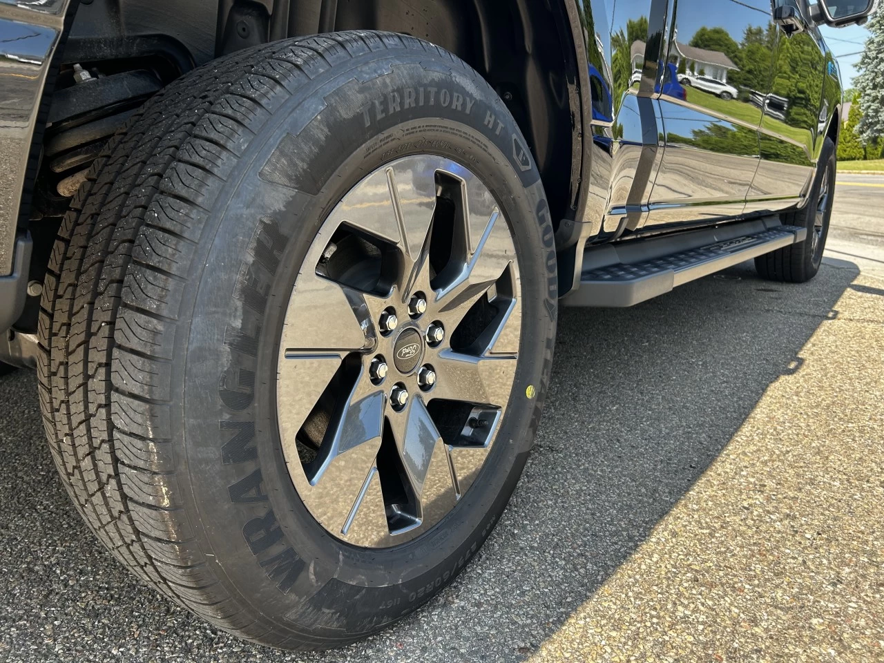 2025 Ford F-150 Lightning  https://www.st-norbertford.com/resize/b990ff35b810a3abc0cc817b2ca24889-1