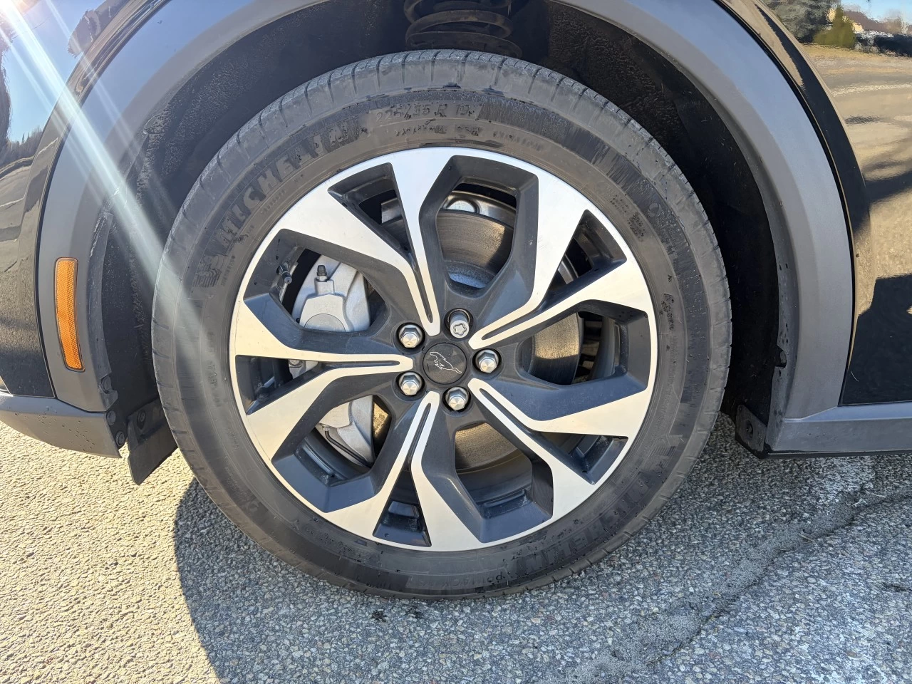 2025 Ford Mustang Mach-E SELECT TAPIS RECHARGE SANS FIL SIÈGES AVANT CHAUFFANT https://www.st-norbertford.com/resize/b990ff35b810a3abc0cc817b2ca24889-1