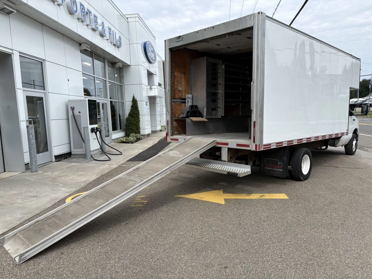 2017 Ford E-450 Super Duty E-450 CUBE 16 PIEDS https://www.st-norbertford.com/resize/b990ff35b810a3abc0cc817b2ca24889-1