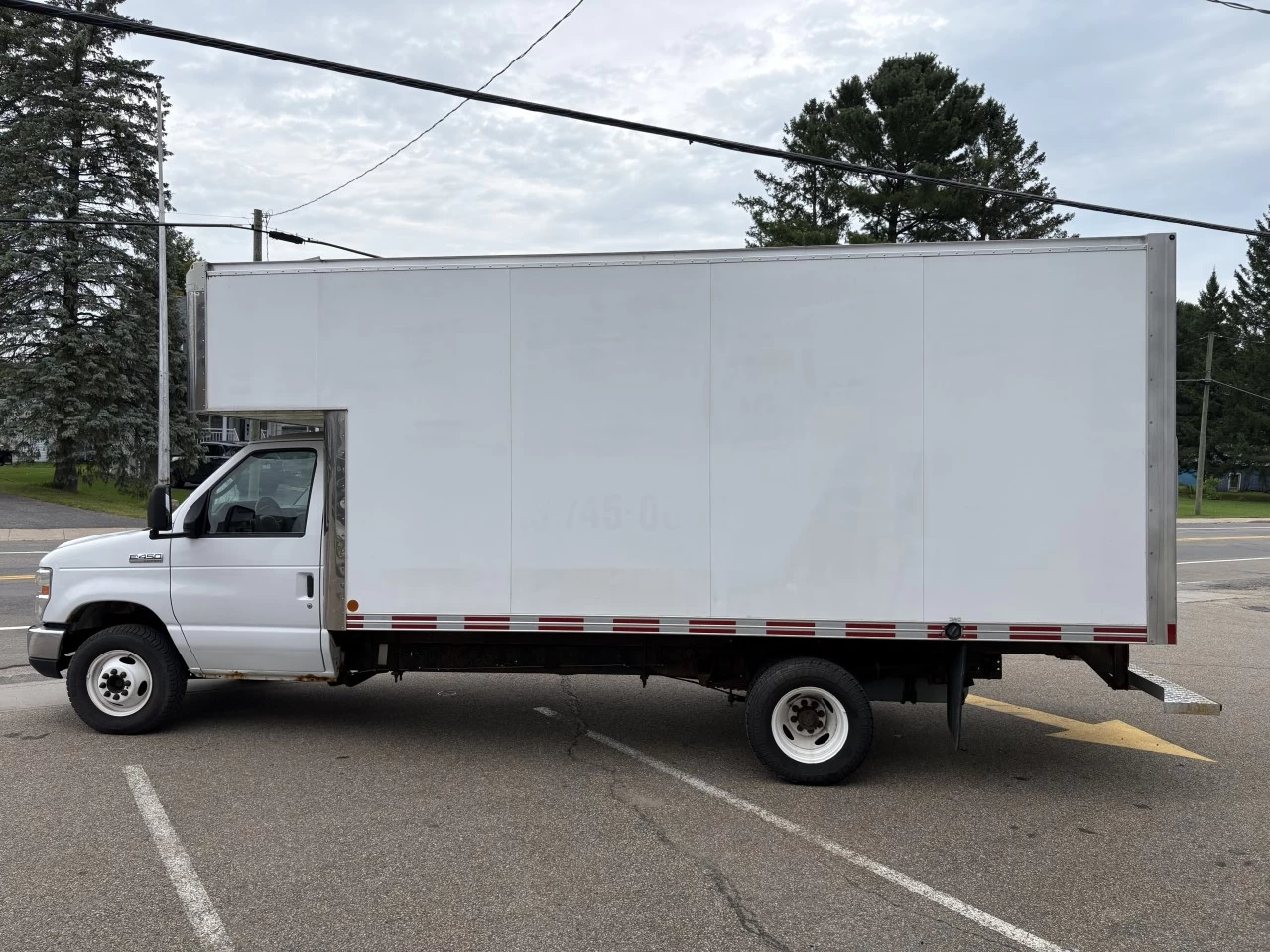 2017 Ford E-450 Super Duty E-450 CUBE 16 PIEDS https://www.st-norbertford.com/resize/b990ff35b810a3abc0cc817b2ca24889-1
