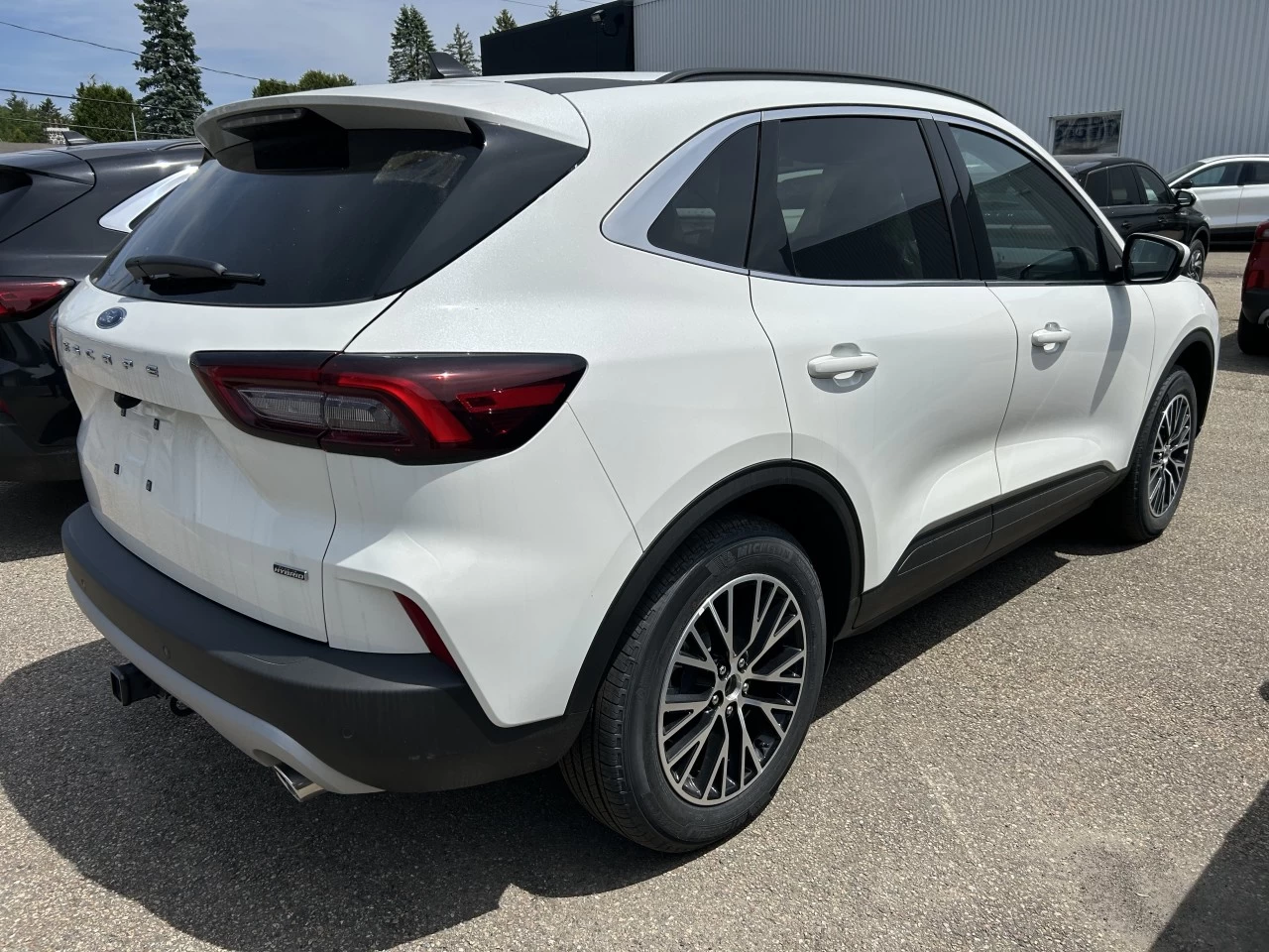 2025 Ford Escape PHEV https://www.st-norbertford.com/resize/b990ff35b810a3abc0cc817b2ca24889-1