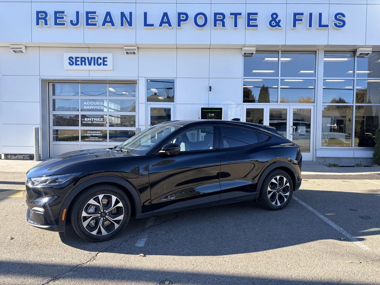 2025 Ford Mustang Mach-E SELECT TAPIS RECHARGE SANS FIL SIÈGES AVANT CHAUFFANT https://www.st-norbertford.com/resize/b990ff35b810a3abc0cc817b2ca24889-1