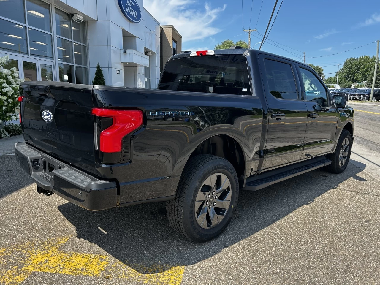 2025 Ford F-150 Lightning  https://www.st-norbertford.com/resize/b990ff35b810a3abc0cc817b2ca24889-1