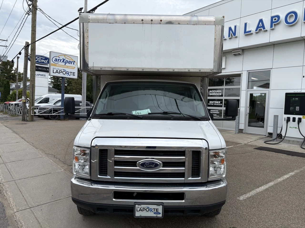 2017 Ford E-450 Super Duty E-450 CUBE 16 PIEDS https://www.st-norbertford.com/resize/b990ff35b810a3abc0cc817b2ca24889-1