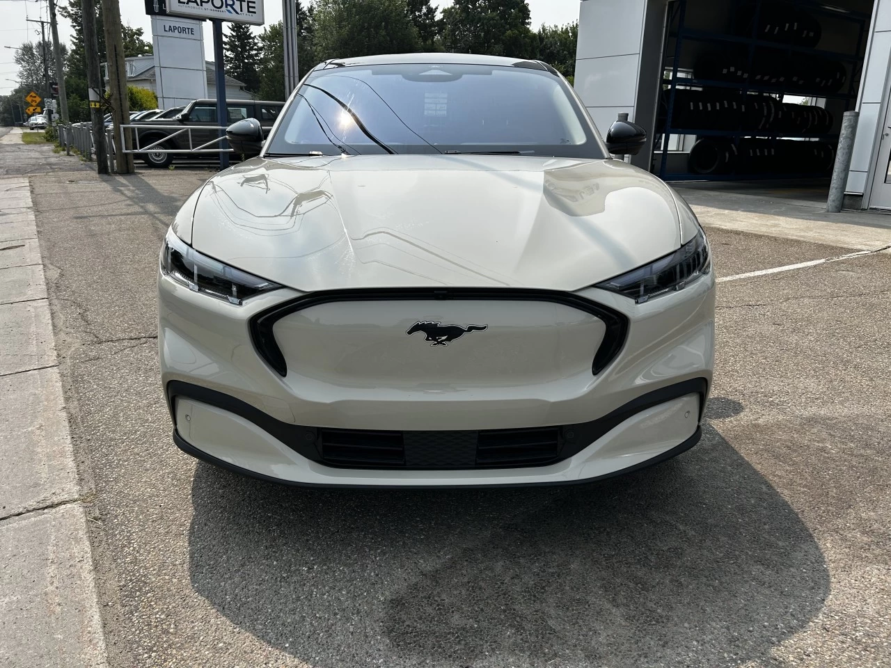 2025 Ford Mustang Mach-E PREMIUM AWD https://www.st-norbertford.com/resize/b990ff35b810a3abc0cc817b2ca24889-1