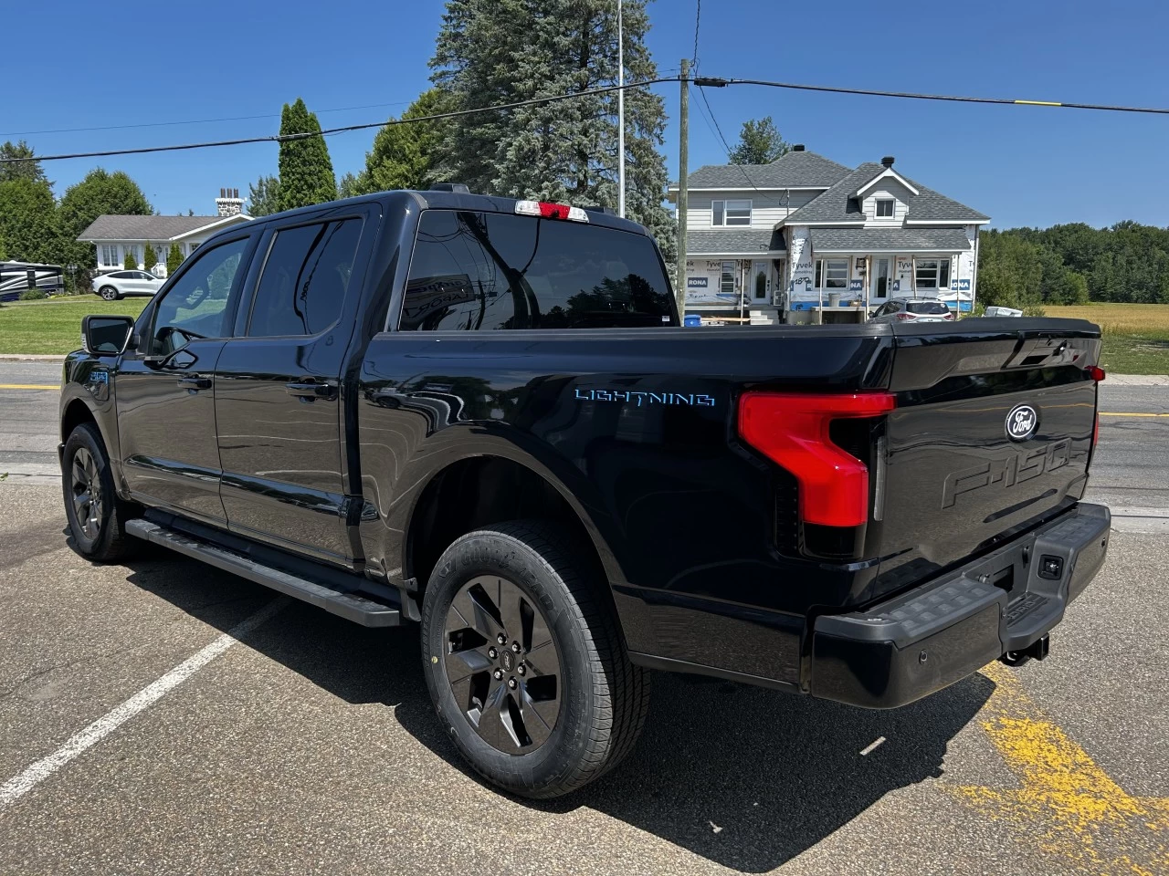 2025 Ford F-150 Lightning  https://www.st-norbertford.com/resize/b990ff35b810a3abc0cc817b2ca24889-1