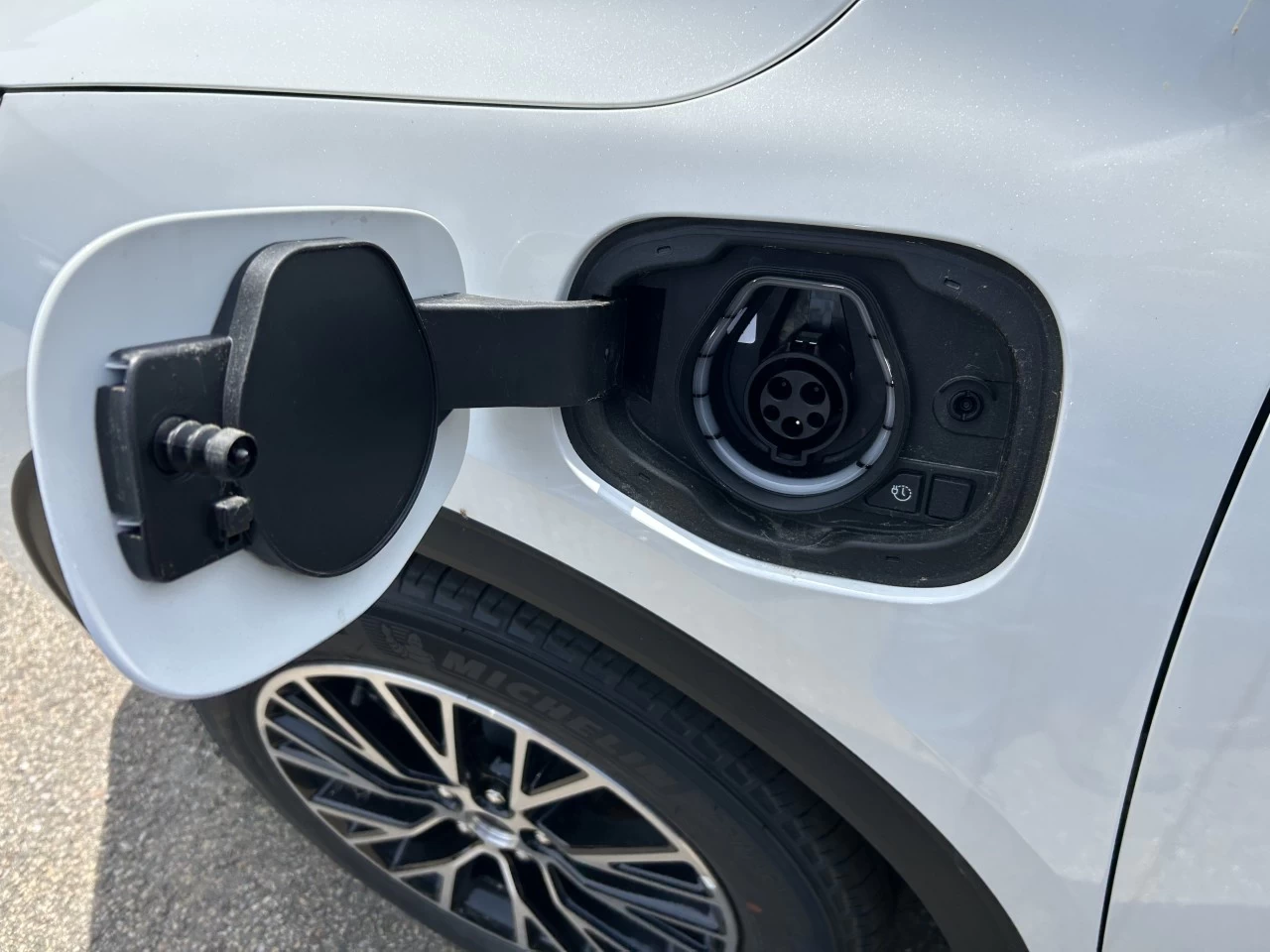 2025 Ford Escape PHEV https://www.st-norbertford.com/resize/b990ff35b810a3abc0cc817b2ca24889-1