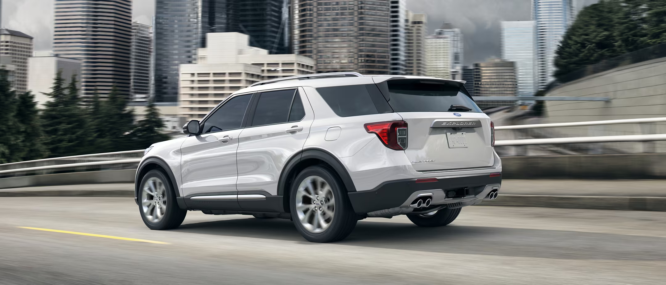 Ford Explorer 2024 blanc. Ford Explorer 2024 blanc en mouvement dans la ville.