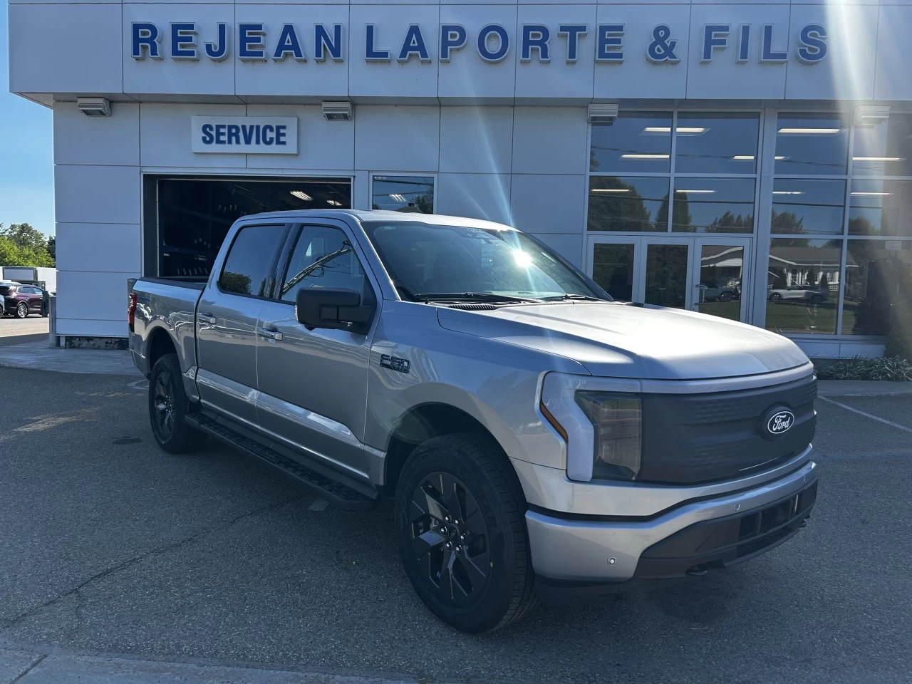 2025 Ford F-150 Lightning FLASH 4x4 https://www.st-norbertford.com/resize/b990ff35b810a3abc0cc817b2ca24889-1
