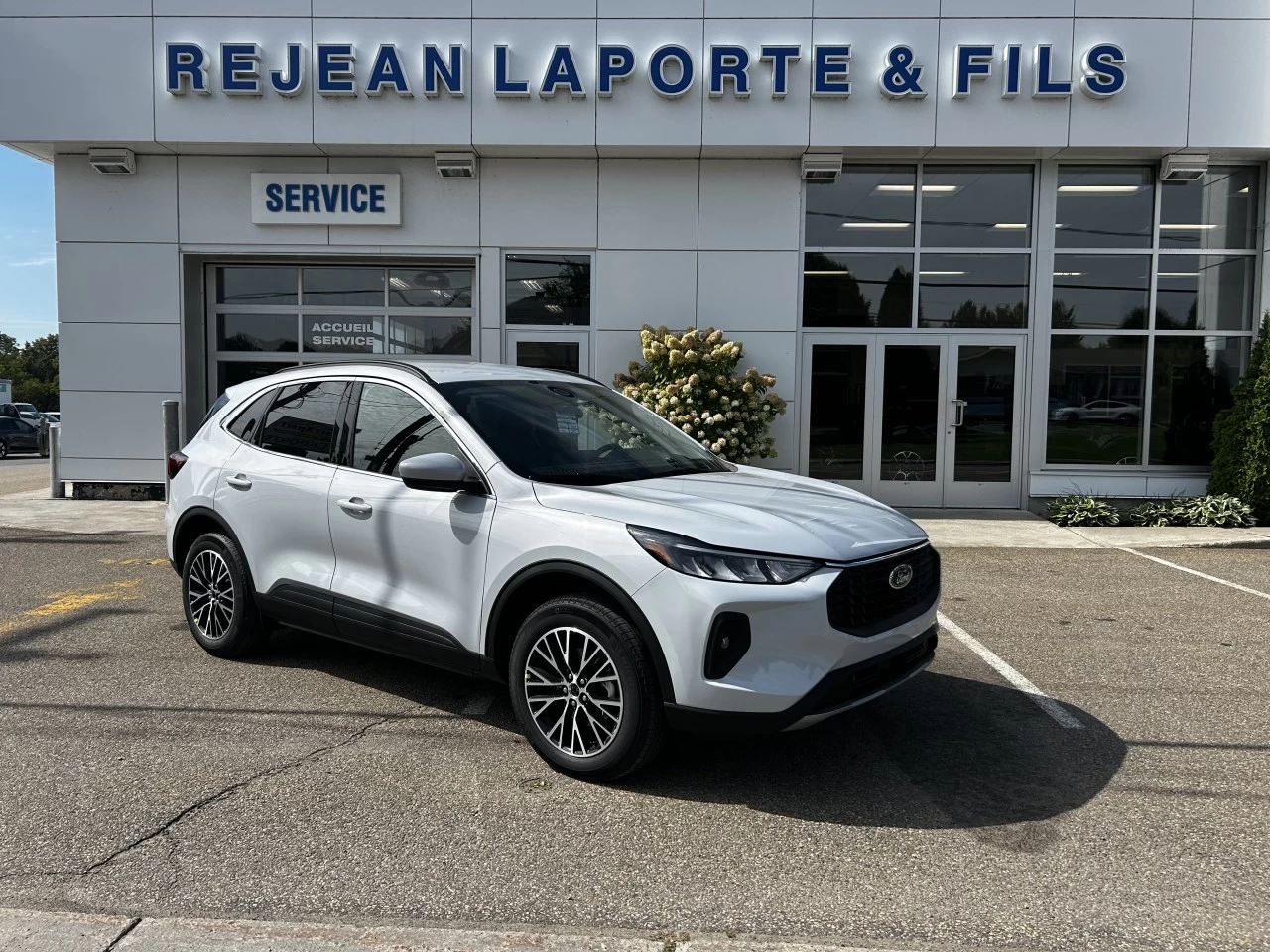 2025 Ford Escape PHEV https://www.st-norbertford.com/resize/b990ff35b810a3abc0cc817b2ca24889-1