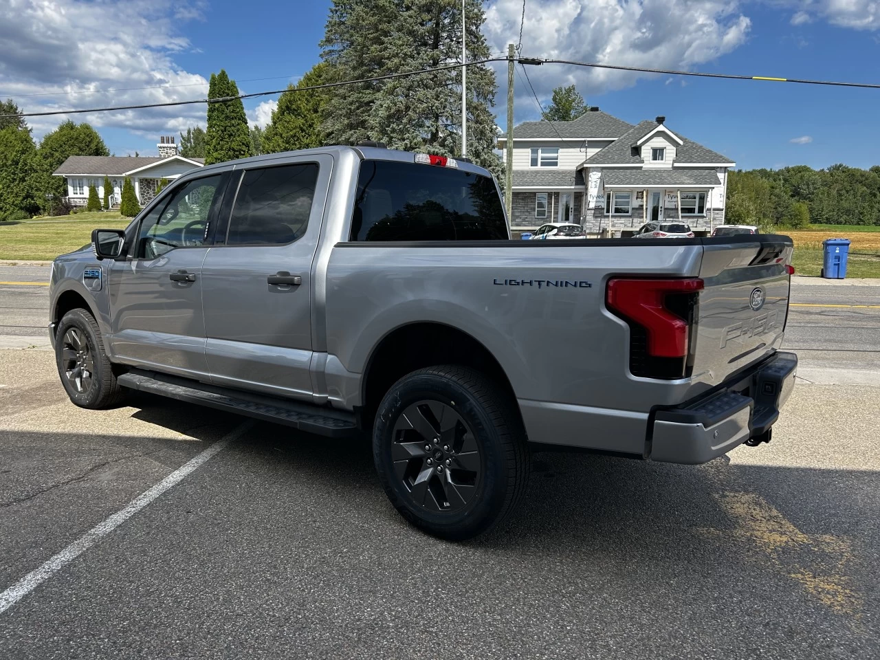 2024 Ford F-150 Lightning XLT 4x4 https://www.st-norbertford.com/resize/b990ff35b810a3abc0cc817b2ca24889-1