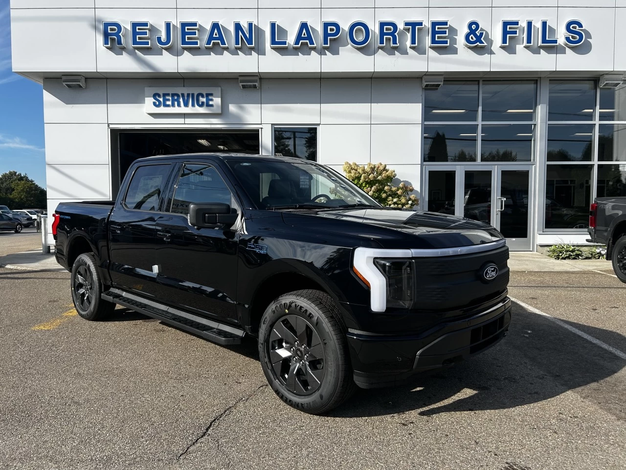 2025 Ford F-150 Lightning FLASH https://www.st-norbertford.com/resize/b990ff35b810a3abc0cc817b2ca24889-1