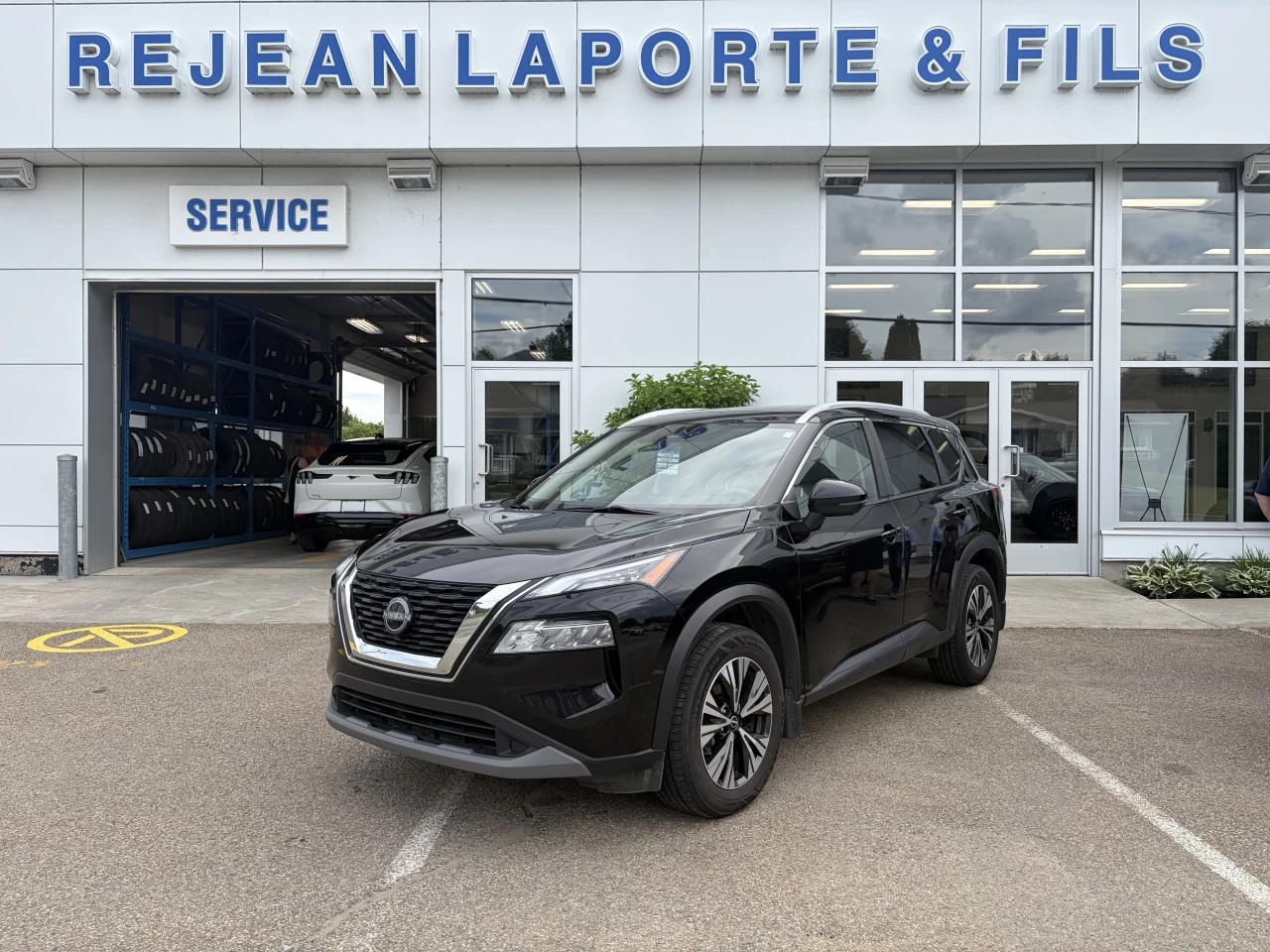 2023 Nissan Rogue SV https://www.st-norbertford.com/resize/b990ff35b810a3abc0cc817b2ca24889-1