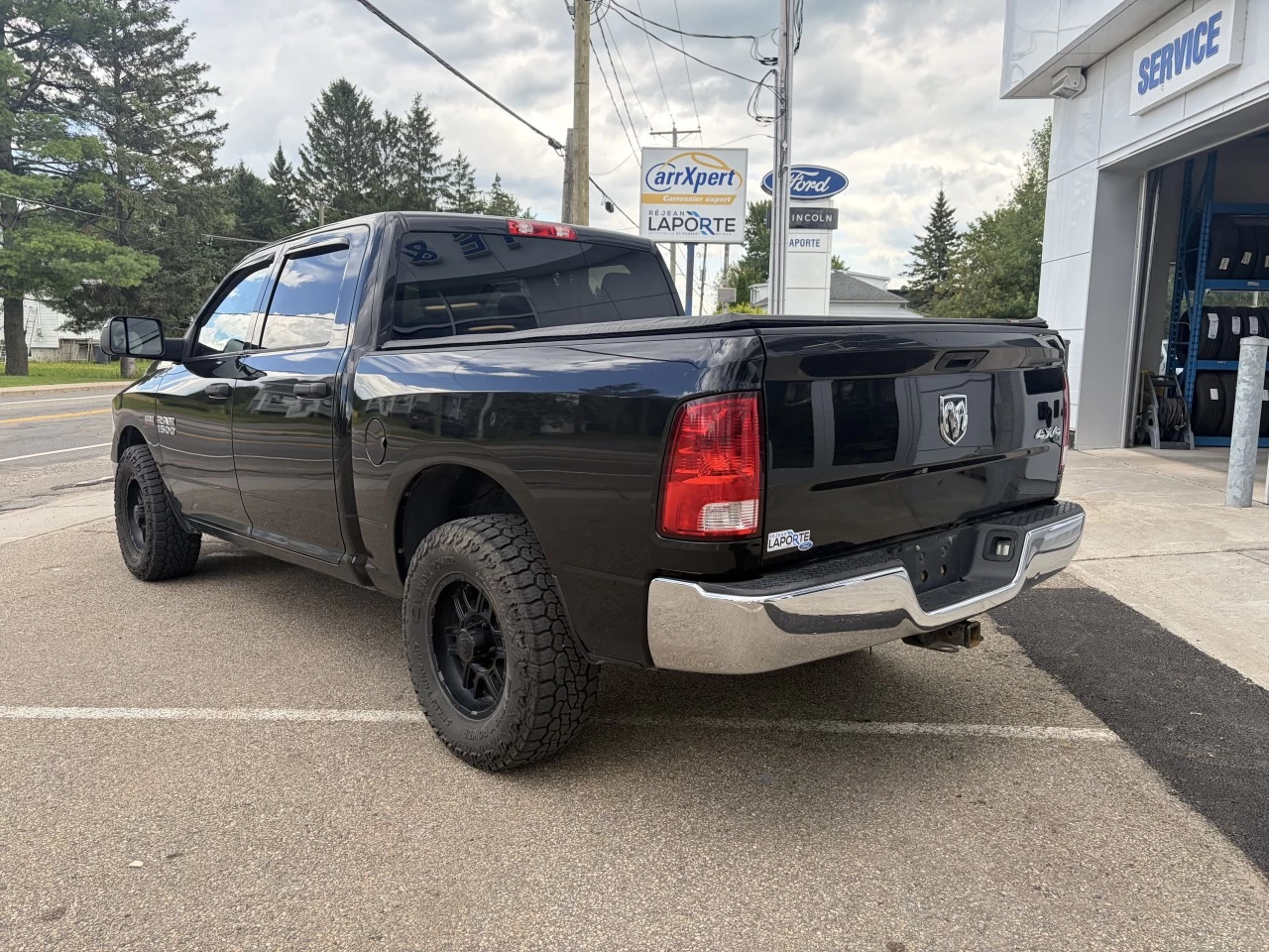 2016 Ram 1500 ST 4X4 V8 https://www.st-norbertford.com/resize/b990ff35b810a3abc0cc817b2ca24889-1