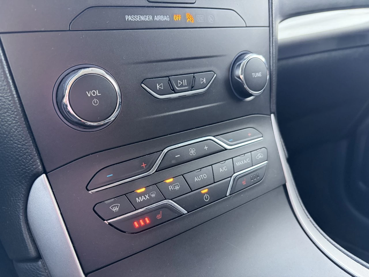 2019 Ford Edge SEL https://www.st-norbertford.com/resize/b990ff35b810a3abc0cc817b2ca24889-1