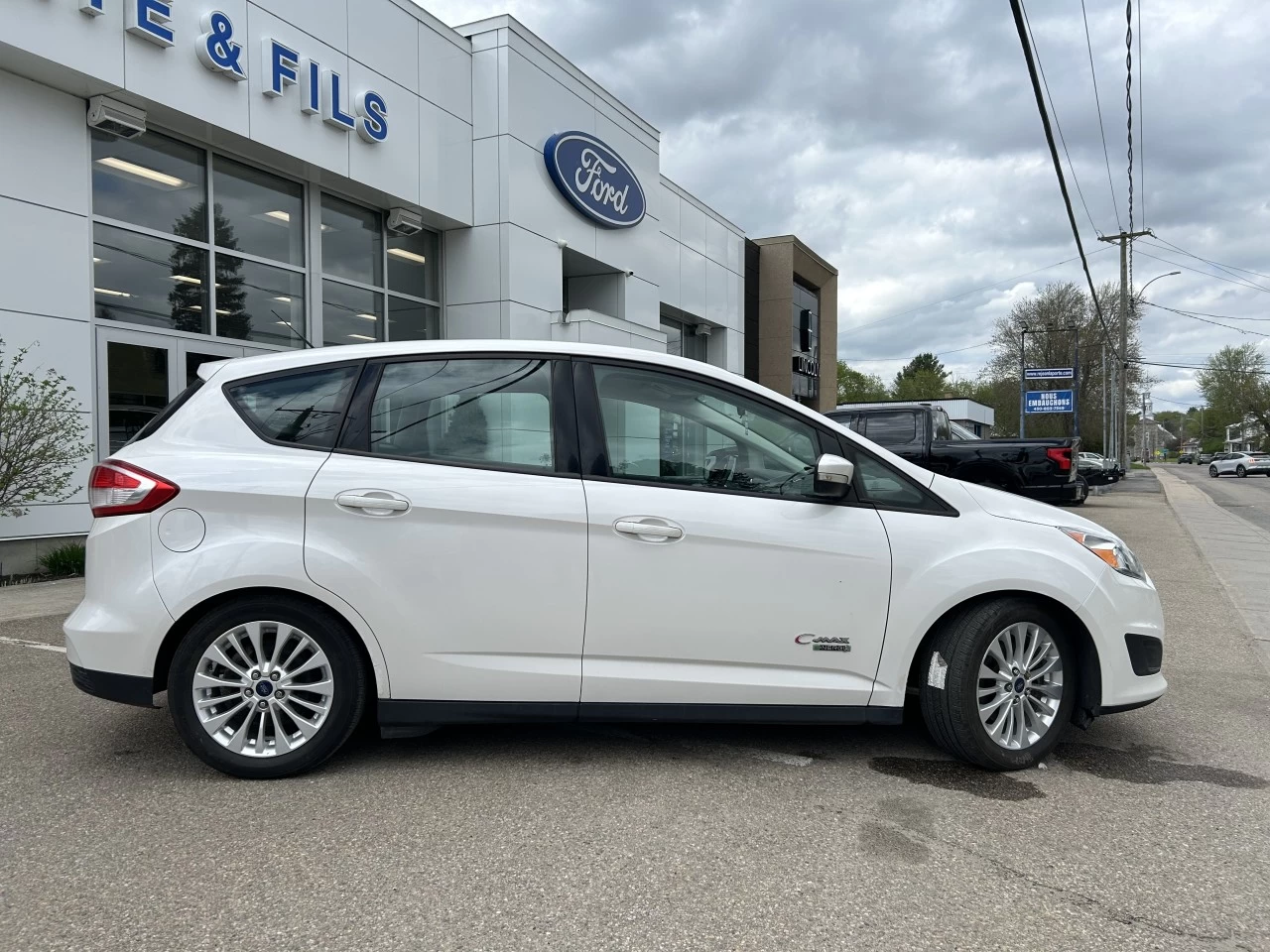 2017 Ford C-Max Énergie SE https://www.st-norbertford.com/resize/b990ff35b810a3abc0cc817b2ca24889-1