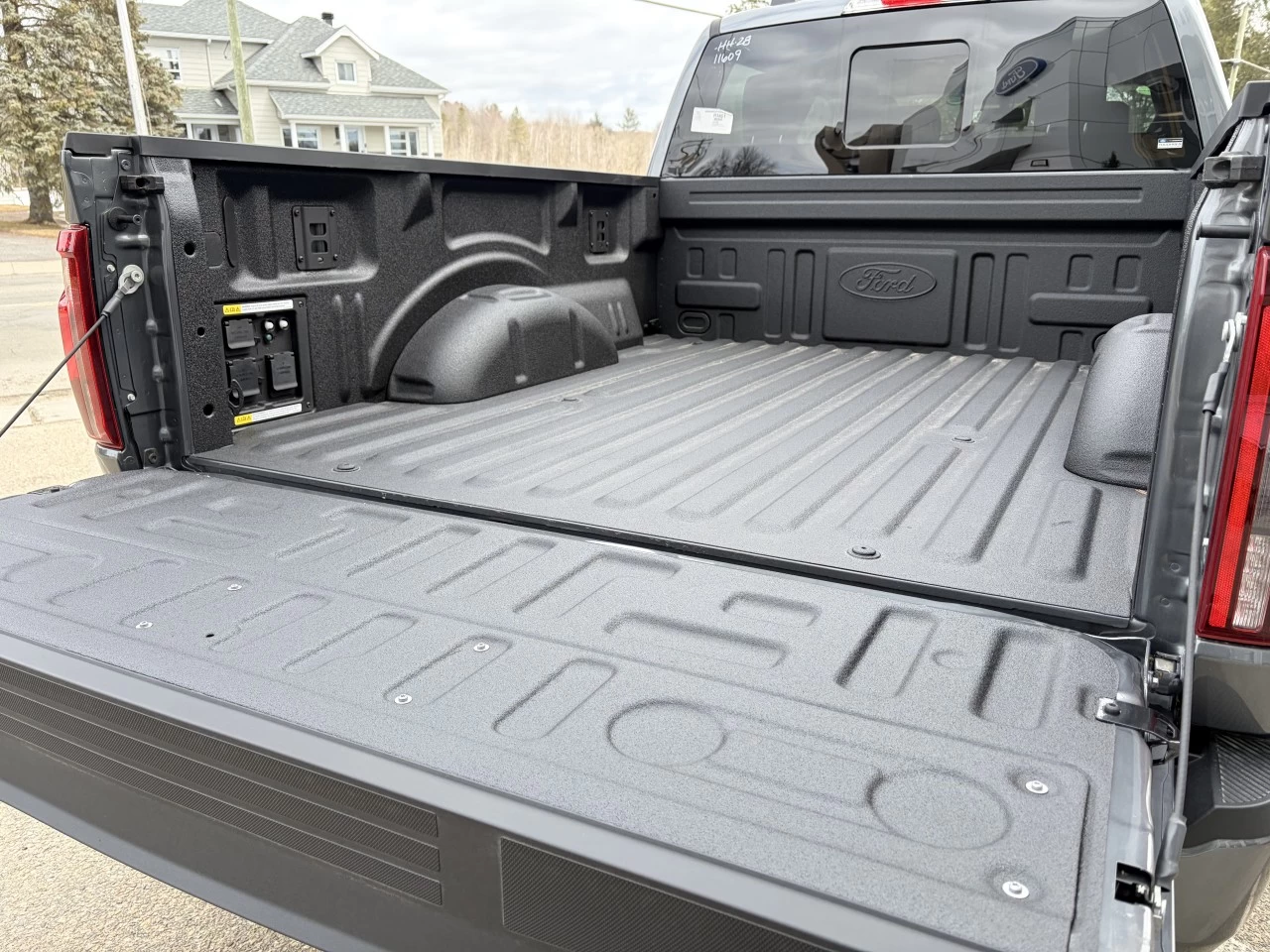 2026 Ford F-150 LARIAT https://www.st-norbertford.com/resize/b990ff35b810a3abc0cc817b2ca24889-1