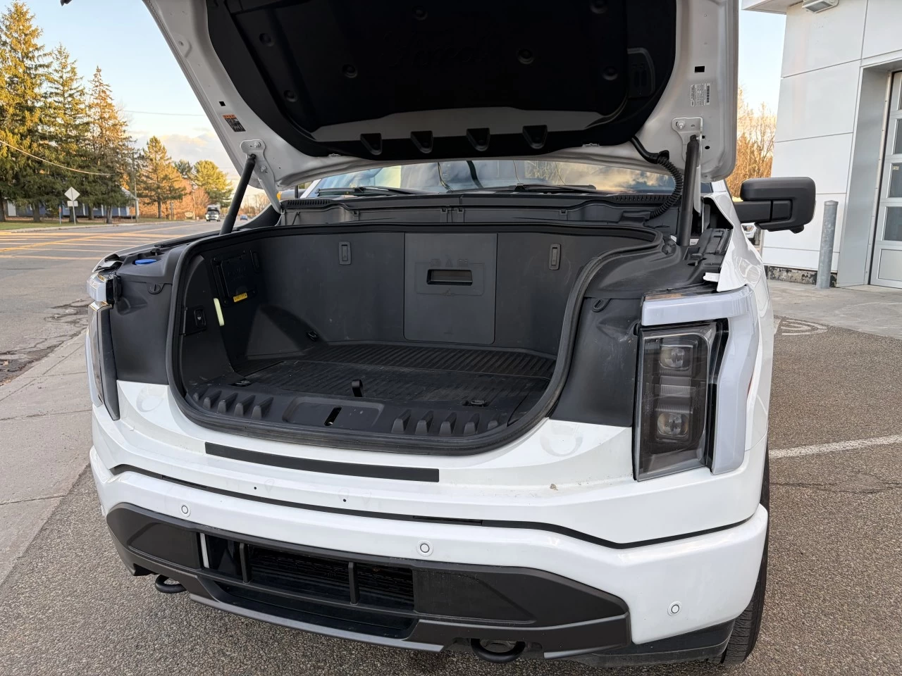 2023 Ford F-150 Lightning XLT Extended Range 131 KWH https://www.st-norbertford.com/resize/b990ff35b810a3abc0cc817b2ca24889-1