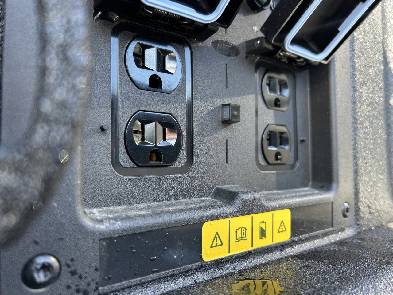 2025 Ford F-150 Lightning Flash 4WD https://www.st-norbertford.com/resize/b990ff35b810a3abc0cc817b2ca24889-1