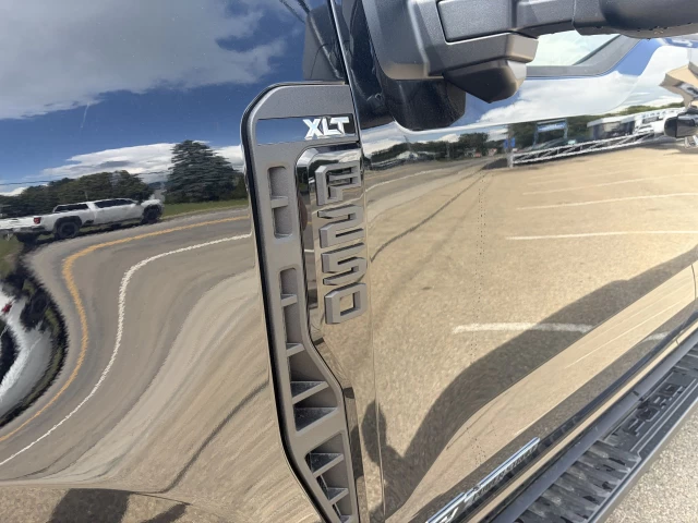 Ford F-250 Super Duty XLT 4X4 V8 DIESEL CREW CAB 2026