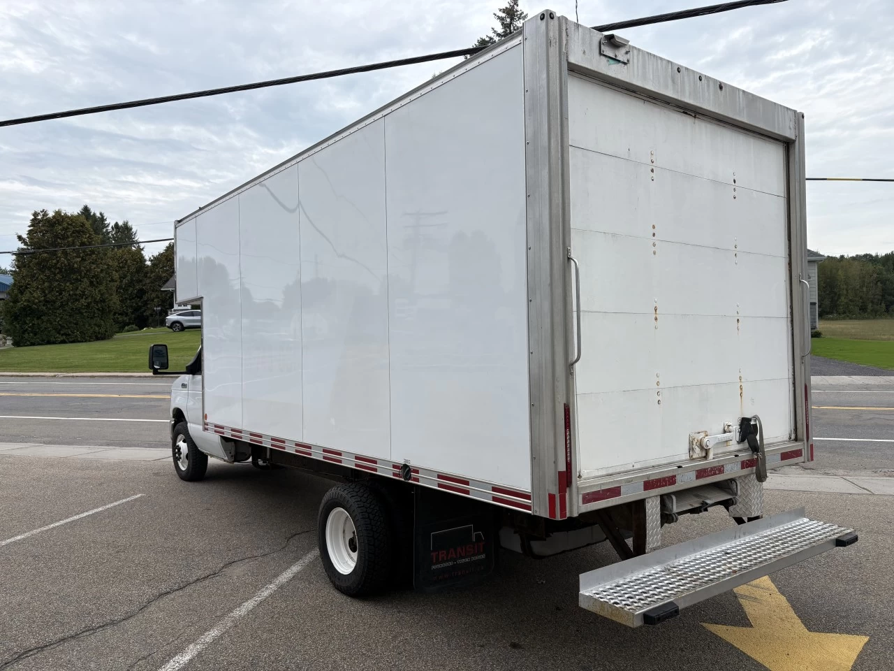 2017 Ford E-450 Super Duty E-450 CUBE 16 PIEDS https://www.st-norbertford.com/resize/b990ff35b810a3abc0cc817b2ca24889-1