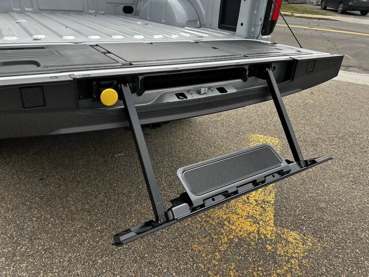 2025 Ford F-150 Lightning FLASH https://www.st-norbertford.com/resize/b990ff35b810a3abc0cc817b2ca24889-1