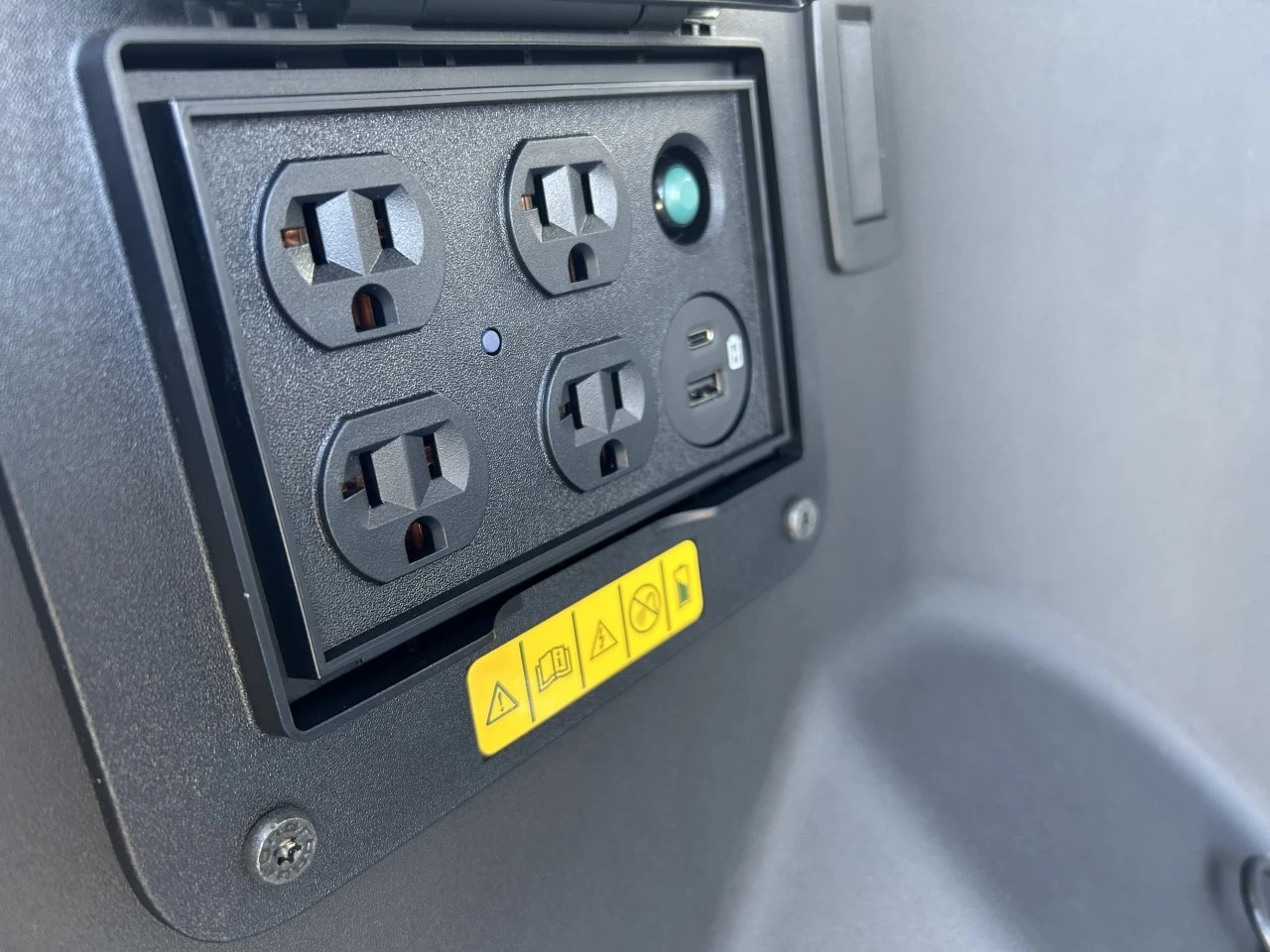 2025 Ford F-150 Lightning Flash 4WD https://www.st-norbertford.com/resize/b990ff35b810a3abc0cc817b2ca24889-1