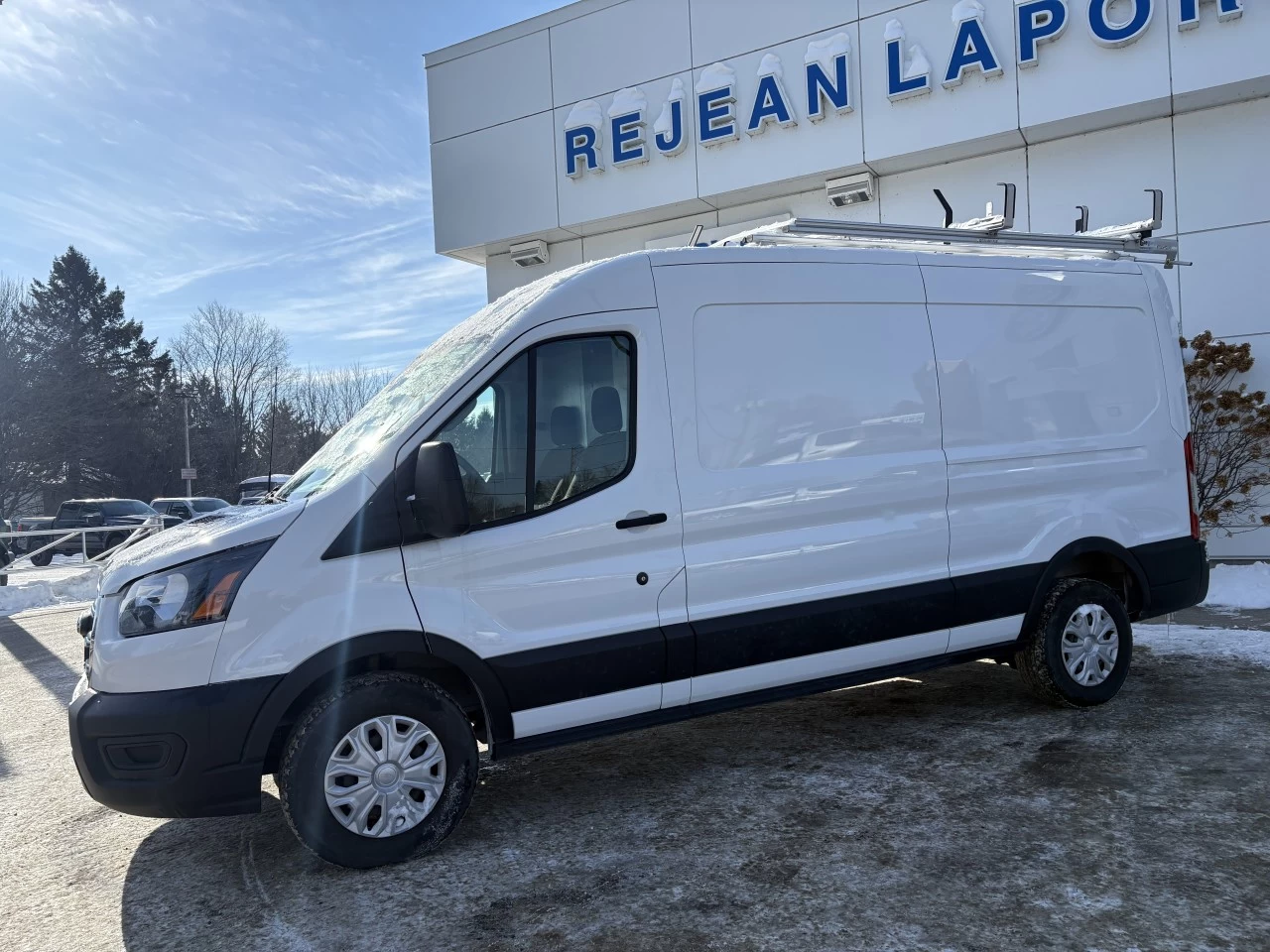 2022 Ford E-Transit T-350 Med Rf 9500 GVWR RWD https://www.st-norbertford.com/resize/b990ff35b810a3abc0cc817b2ca24889-1