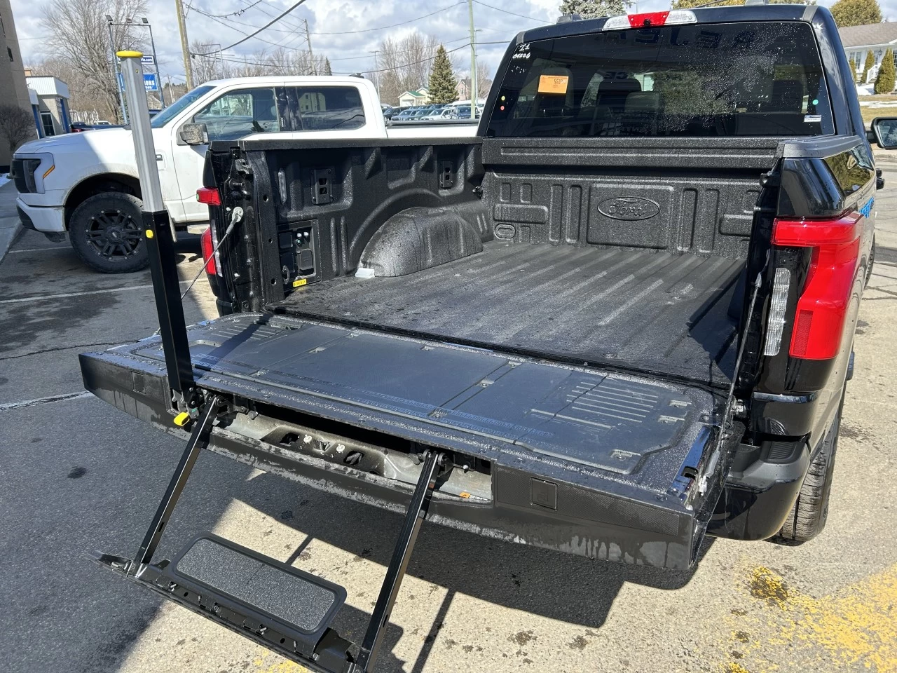 2025 Ford F-150 Lightning Flash 4WD https://www.st-norbertford.com/resize/b990ff35b810a3abc0cc817b2ca24889-1