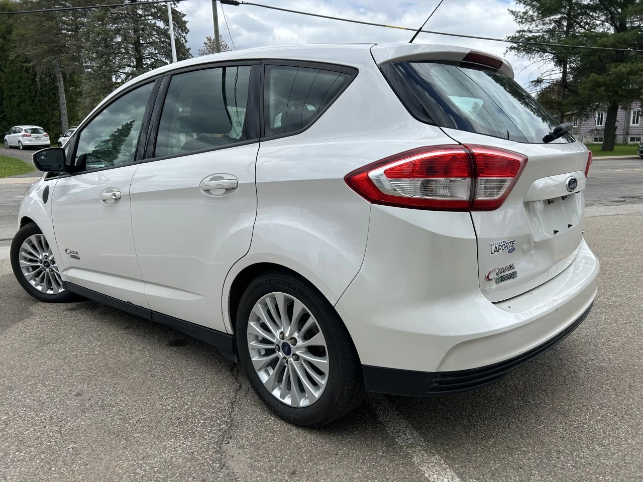 2017 Ford C-Max Énergie SE https://www.st-norbertford.com/resize/b990ff35b810a3abc0cc817b2ca24889-1