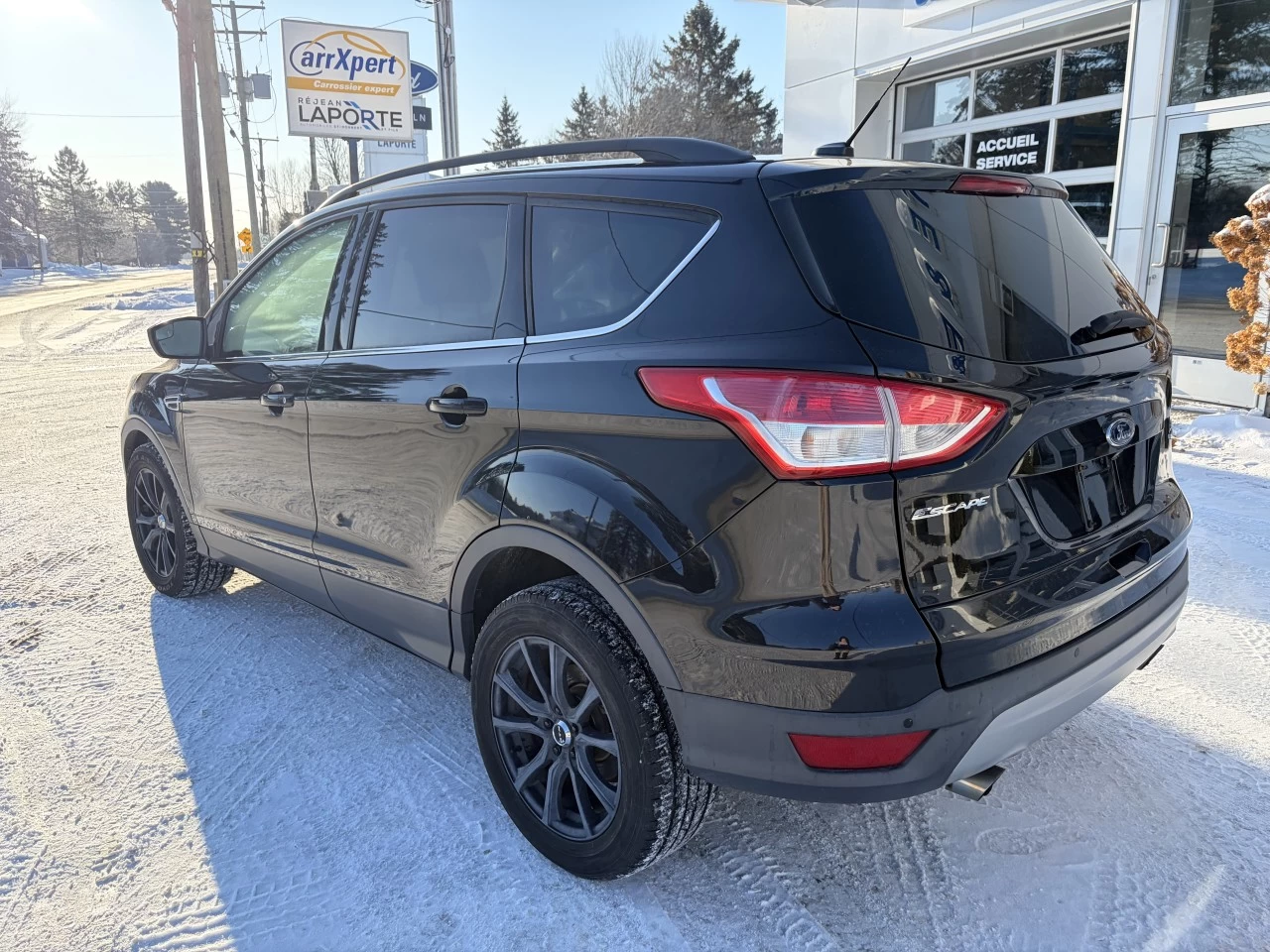 2015 Ford Escape SE https://www.st-norbertford.com/resize/b990ff35b810a3abc0cc817b2ca24889-1