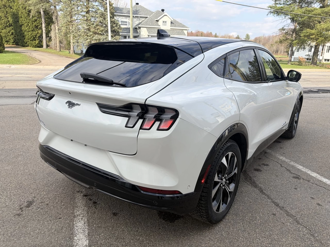 2021 Ford Mustang Mach-E PREMIUM AWD BATTERIE LOBGUE DURÉE https://www.st-norbertford.com/resize/b990ff35b810a3abc0cc817b2ca24889-1
