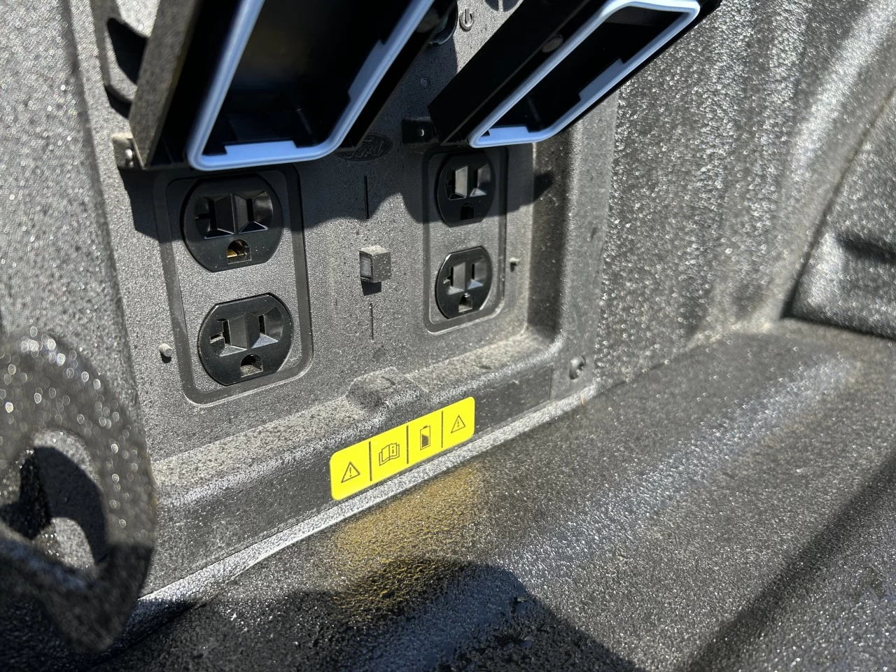 2025 Ford F-150 Lightning FLASH https://www.st-norbertford.com/resize/b990ff35b810a3abc0cc817b2ca24889-1