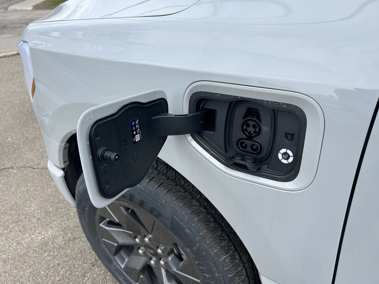 2024 Ford F-150 Lightning XLT 4X4 https://www.st-norbertford.com/resize/b990ff35b810a3abc0cc817b2ca24889-1