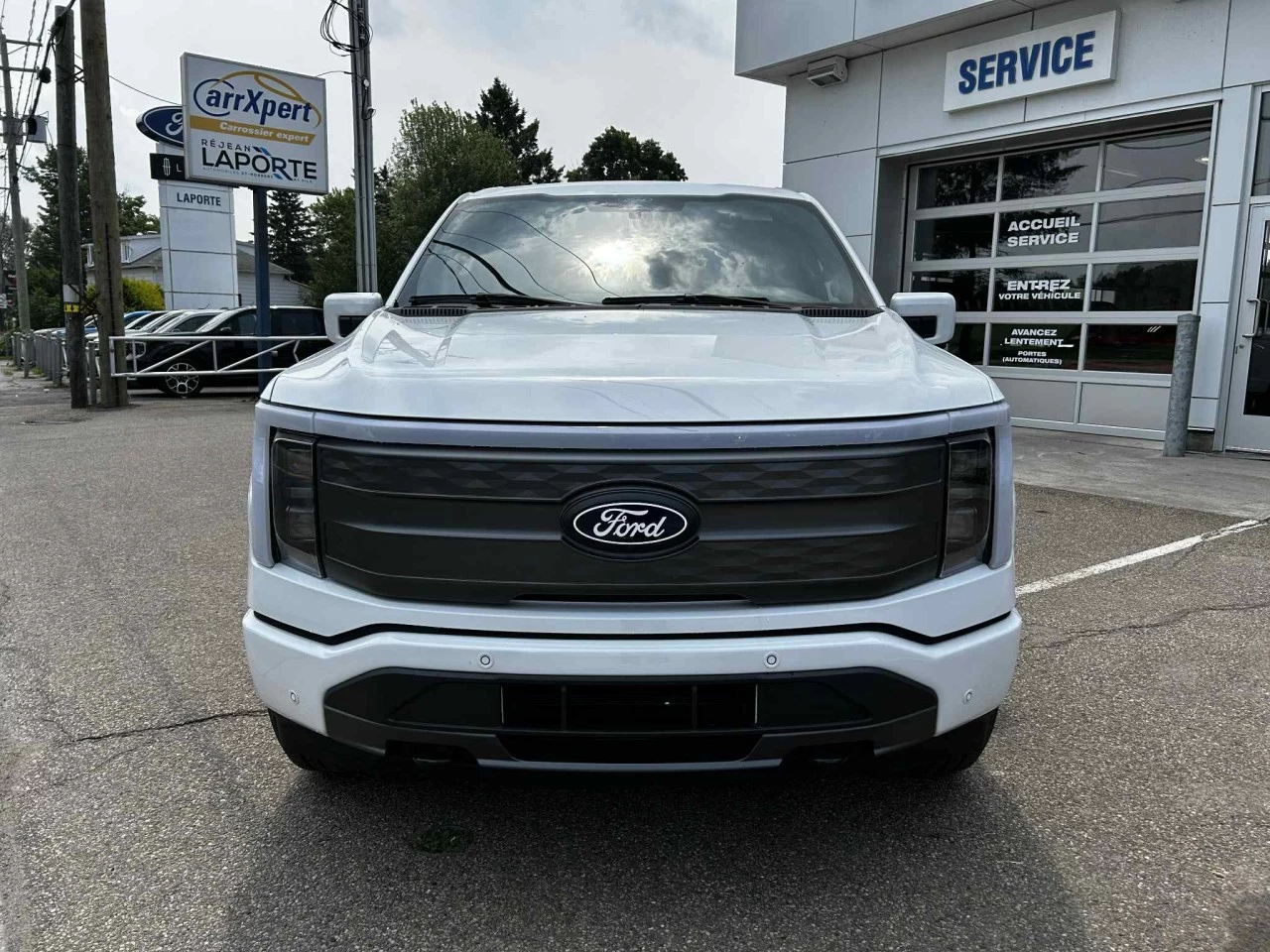 2025 Ford F-150 Lightning LARIAT https://www.st-norbertford.com/resize/b990ff35b810a3abc0cc817b2ca24889-1