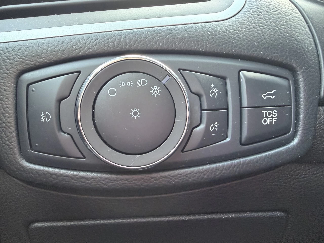 2019 Ford Edge SEL https://www.st-norbertford.com/resize/b990ff35b810a3abc0cc817b2ca24889-1