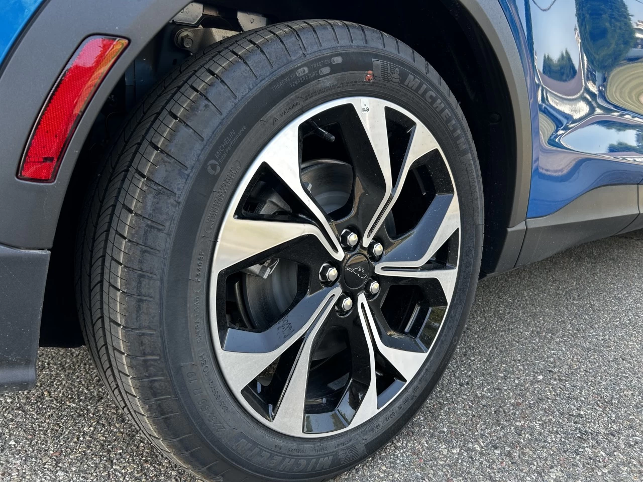 2025 Ford Mustang Mach-E SELECT AWD https://www.st-norbertford.com/resize/b990ff35b810a3abc0cc817b2ca24889-1