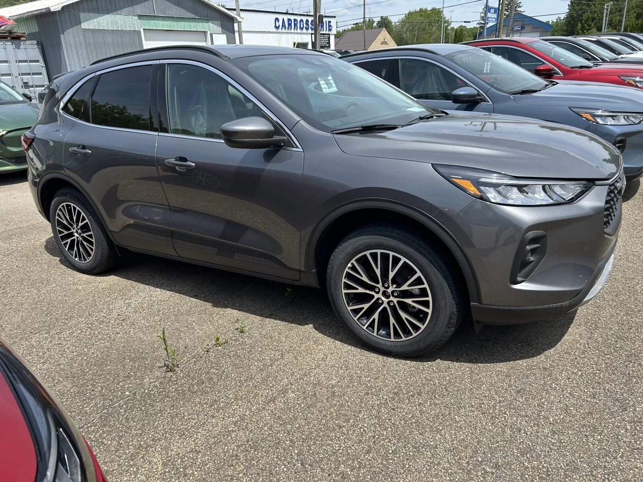 2025 Ford Escape PHEV FWD https://www.st-norbertford.com/resize/b990ff35b810a3abc0cc817b2ca24889-1