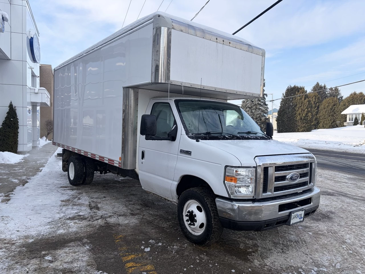 2017 Ford E-450 Super Duty E-450 CUBE 16 PIEDS https://www.st-norbertford.com/resize/b990ff35b810a3abc0cc817b2ca24889-1