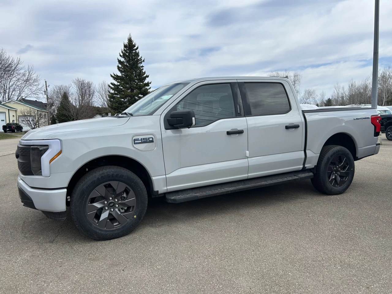 2024 Ford F-150 Lightning XLT 4X4 https://www.st-norbertford.com/resize/b990ff35b810a3abc0cc817b2ca24889-1