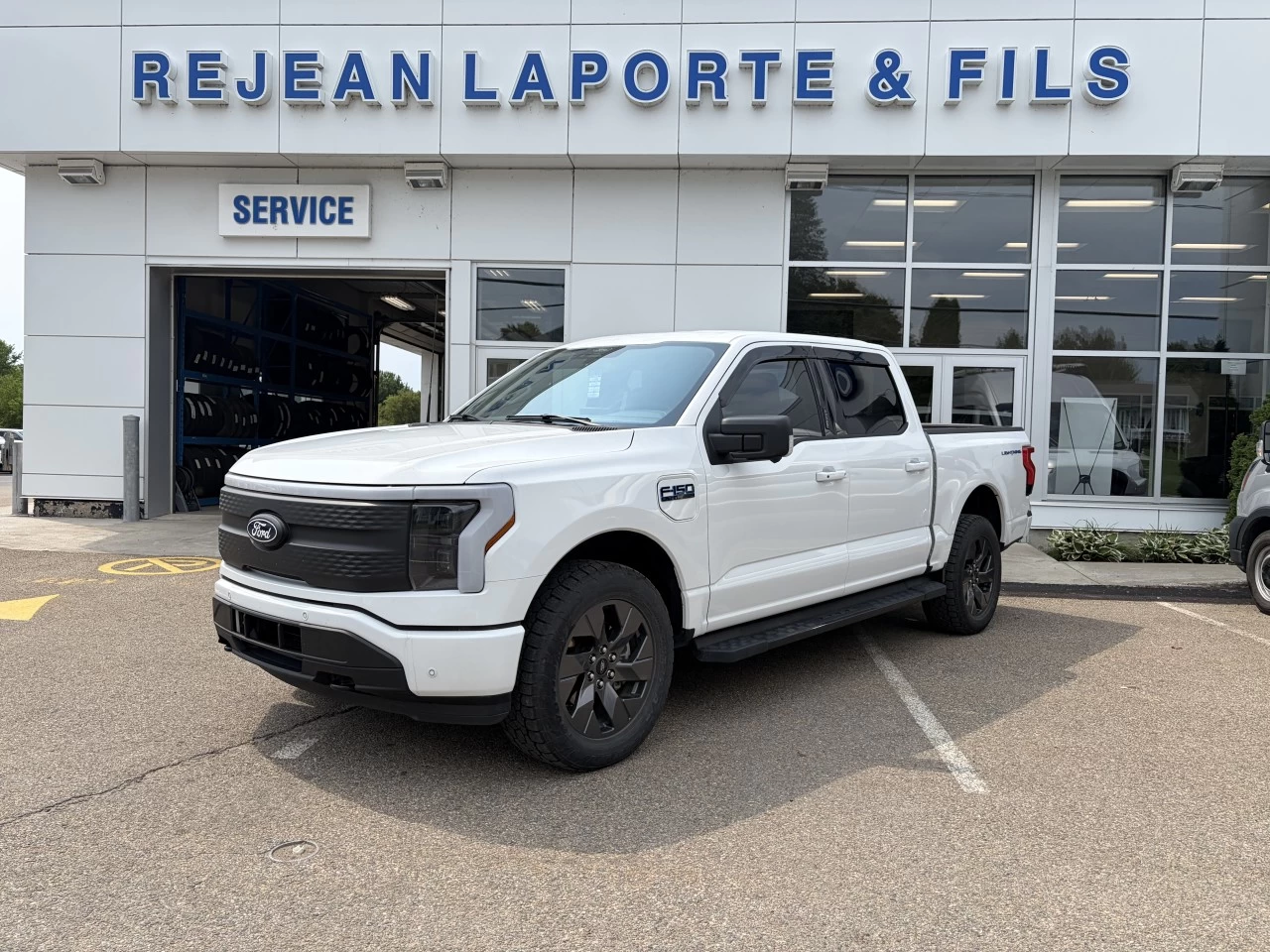 2024 Ford F-150 Lightning FLASH 4X4 SUPERCREW EXTENDED BATTERY RANGE https://www.st-norbertford.com/resize/b990ff35b810a3abc0cc817b2ca24889-1